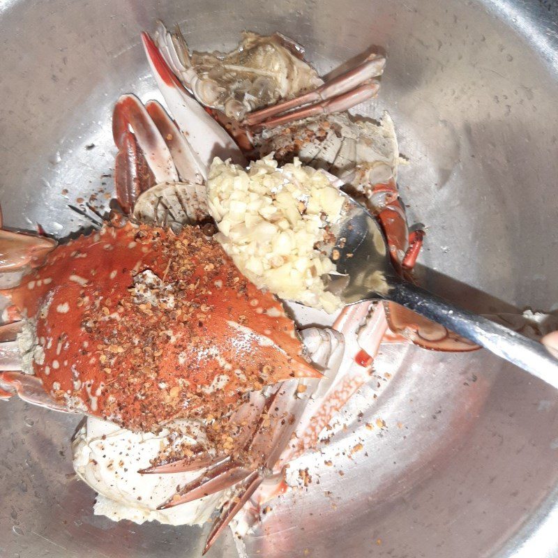 Step 3 Marinate the crab Garlic fried crab