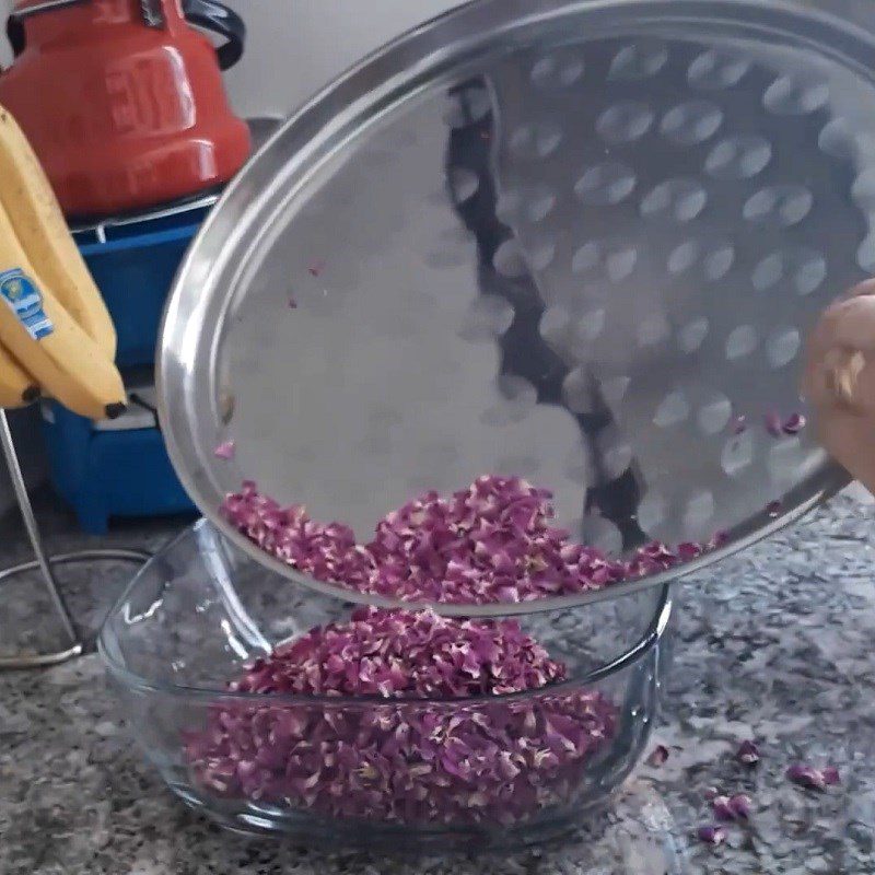 Step 1 Marinate the roses with sugar Dried Rose Jam from Dried Roses