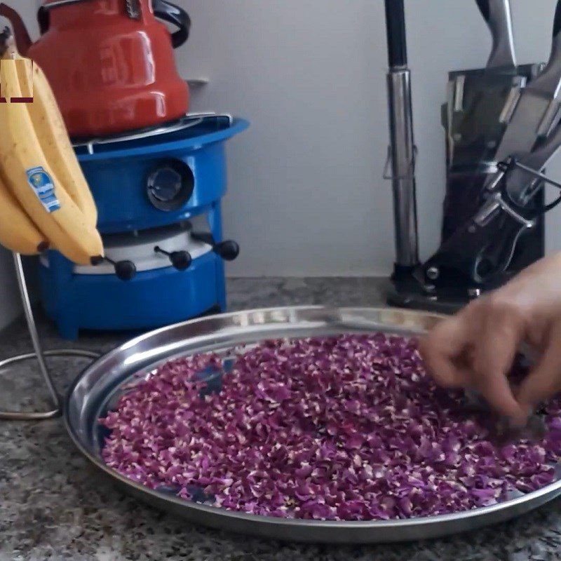 Step 1 Marinate the roses with sugar Dried Rose Jam from Dried Roses