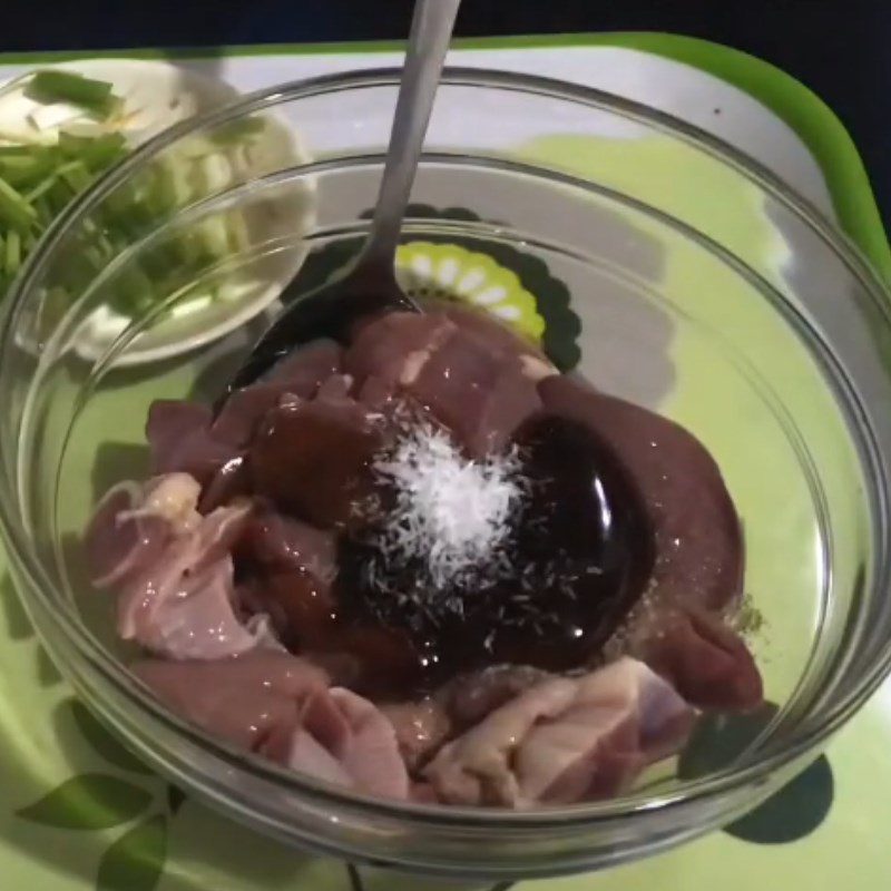 Step 3 Marinate chicken intestines Chicken intestines stir-fried with onions