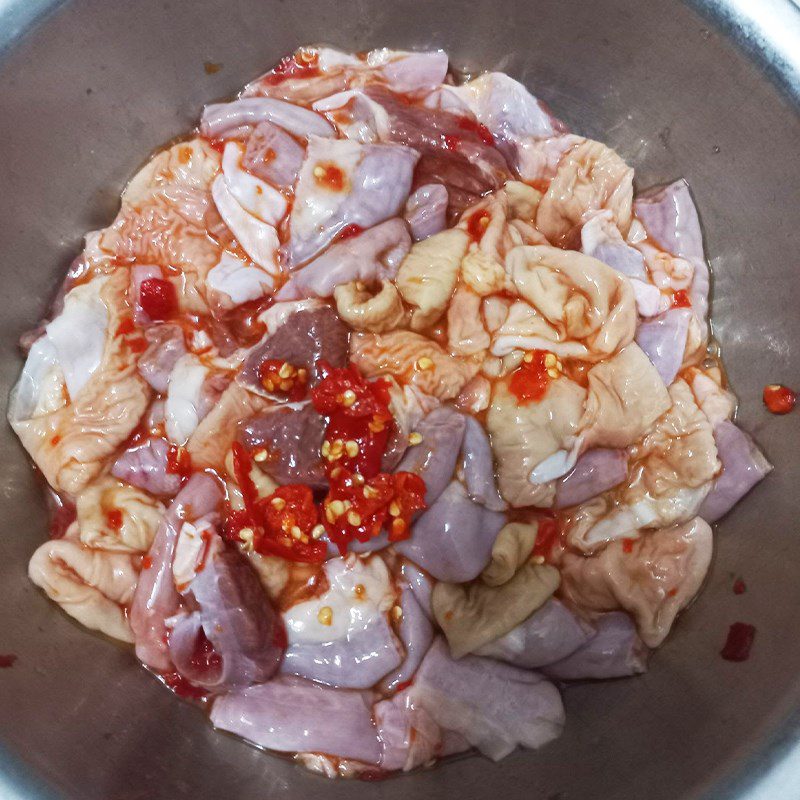 Step 3 Marinate the pig intestines Fried pig intestines with garlic and chili