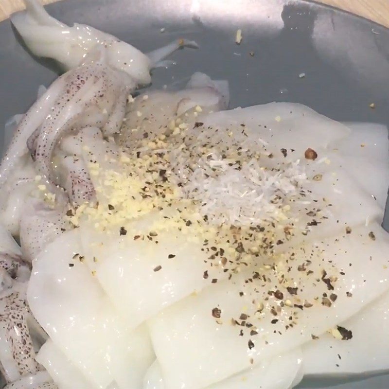 Step 2 Marinate the squid for Green Bean Pumpkin Porridge