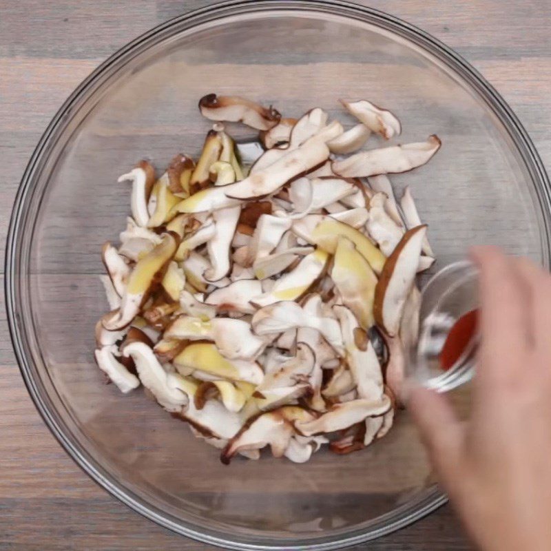 Step 1 Marinate the shiitake mushrooms for Pasta with Creamy Mushroom Sauce