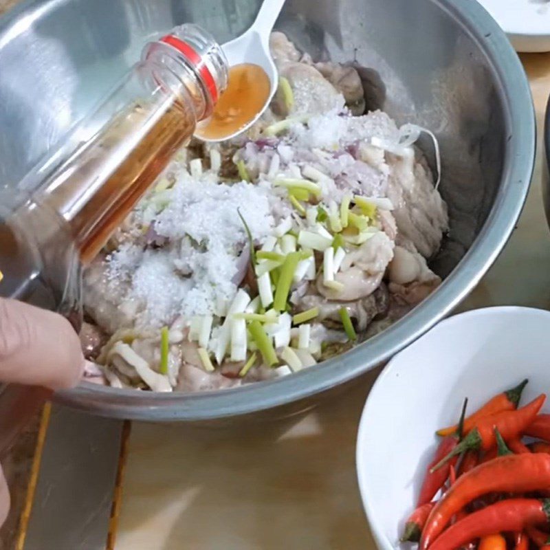 Step 2 Marinate snakehead fish intestines Snakehead fish intestines braised with pepper