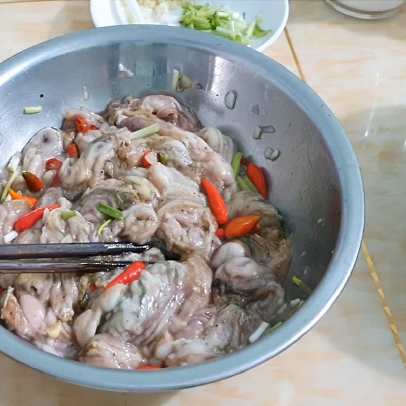 Step 2 Marinate snakehead fish intestines Snakehead fish intestines braised with pepper