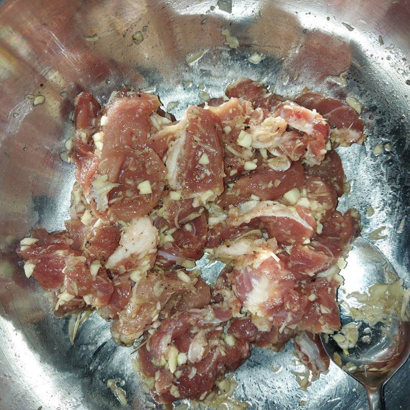 Step 2 Marinate meat for Western-style stir-fried noodles