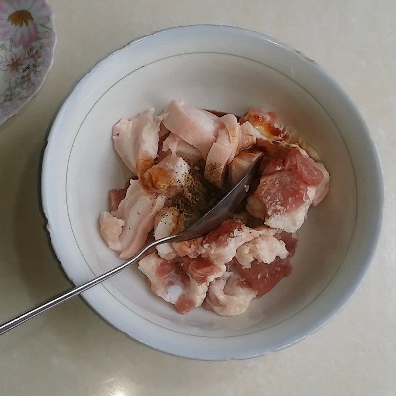 Step 2 Marinate the meat for stir-fried okra with pork belly