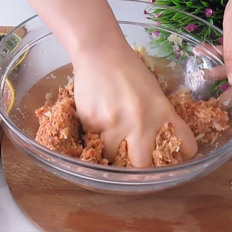 Step 2 Marinate minced meat for grilled eggplant rolls