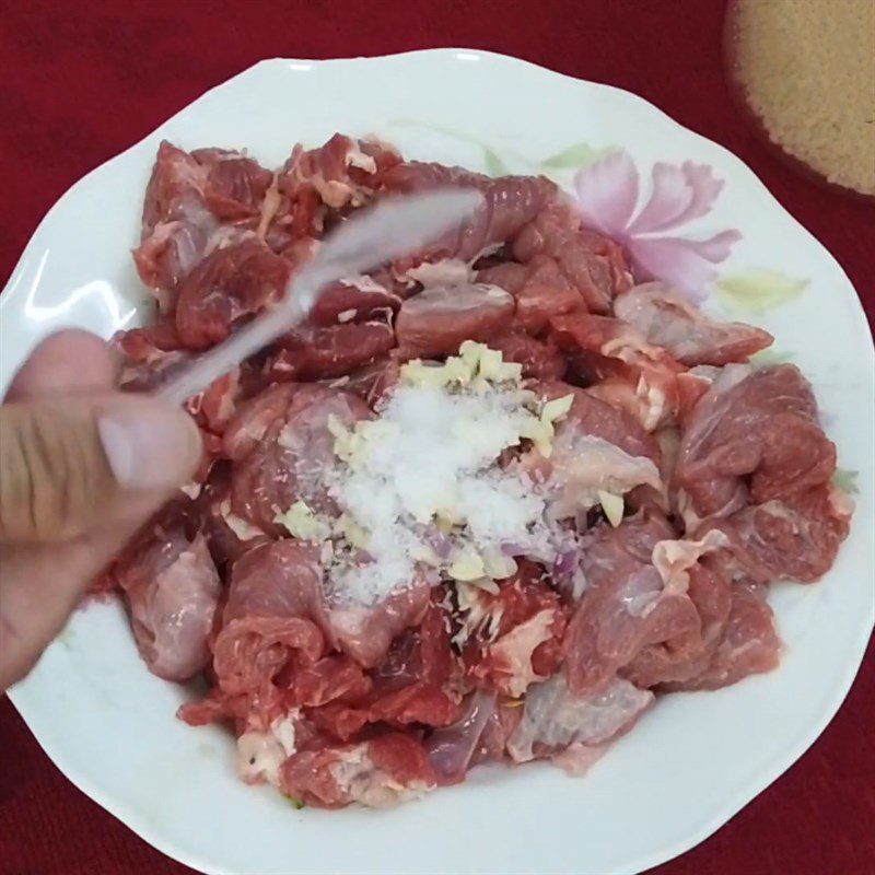 Step 3 Marinate the beef Stir-fried bok choy with beef