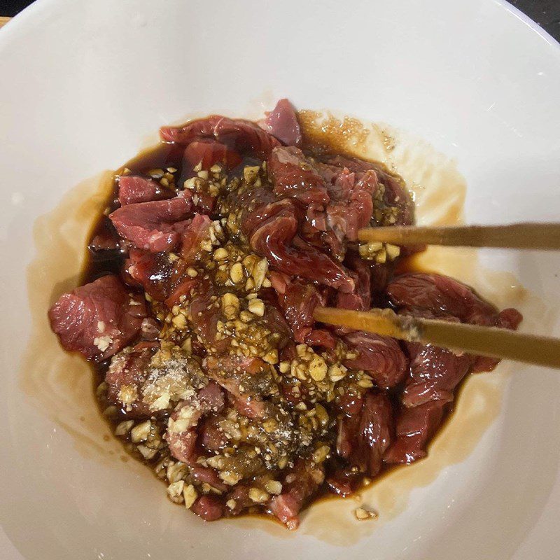 Step 3 Marinate the beef Chicken thigh mushrooms stir-fried with beef