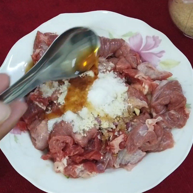 Step 3 Marinate the beef Stir-fried bok choy with beef