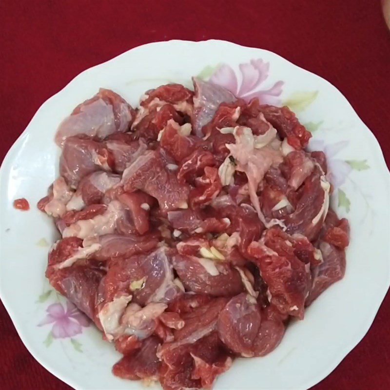 Step 3 Marinate the beef Stir-fried bok choy with beef