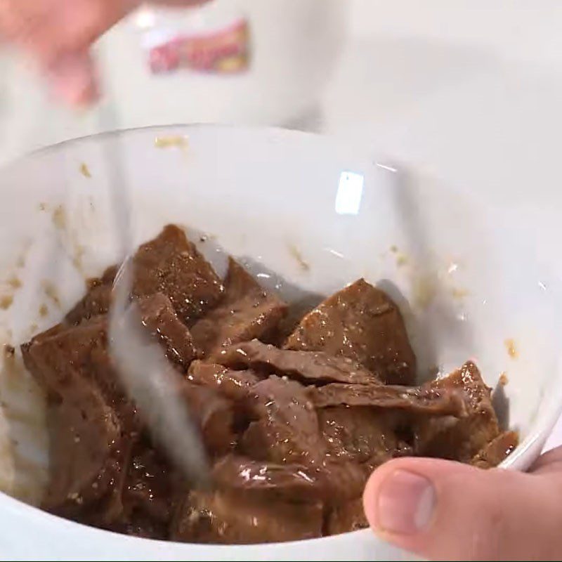 Step 2 Marinating vegetarian beef Stir-fried noodles with bean sprouts and vegetarian mushrooms