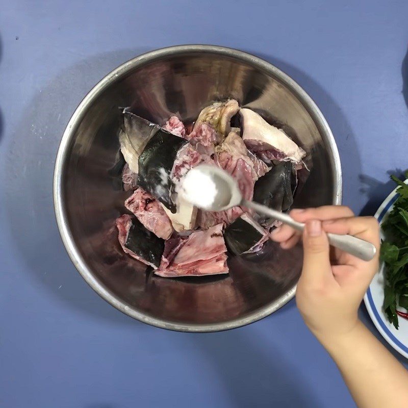 Step 2 Marinate the fish meat Sour fish soup with bamboo shoots