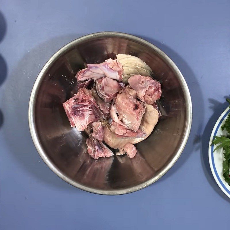 Step 2 Marinate the fish meat Sour fish soup with bamboo shoots