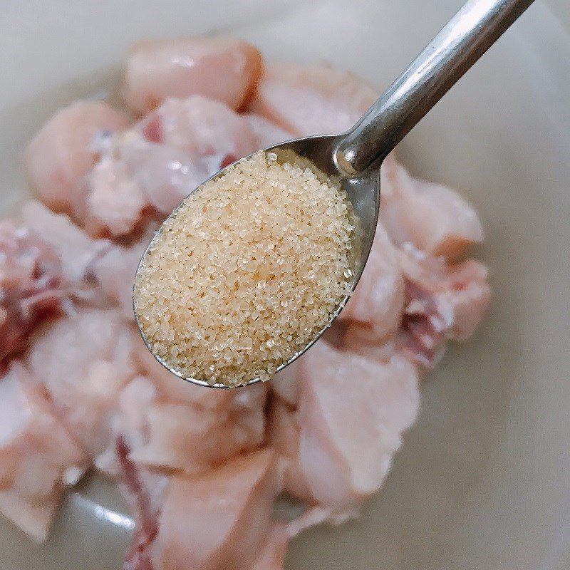 Step 2 Marinate the chicken for Chicken braised with lime leaves