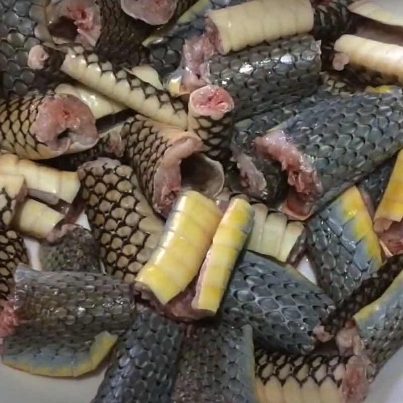 Step 2 Marinate the snake meat Snake porridge with mung beans