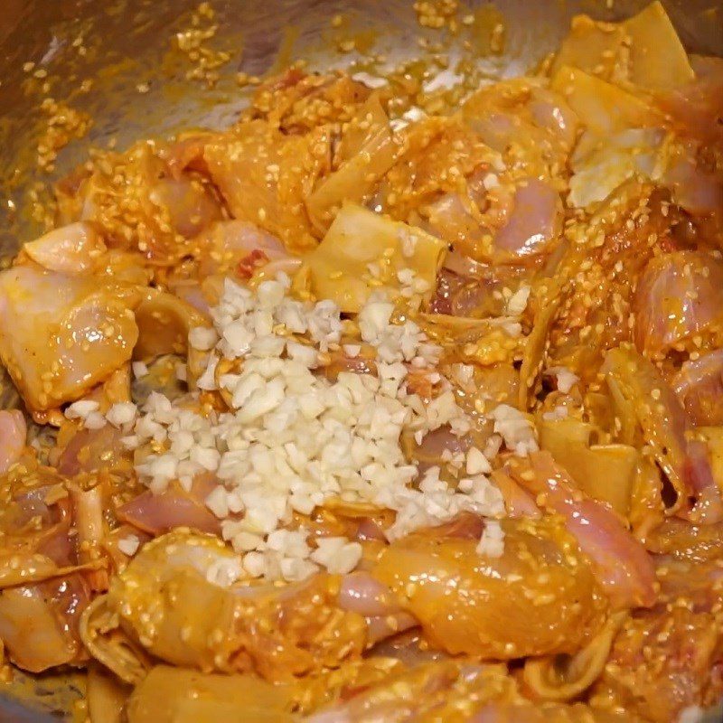 Step 2 Marinating rabbit meat Fried sesame rabbit