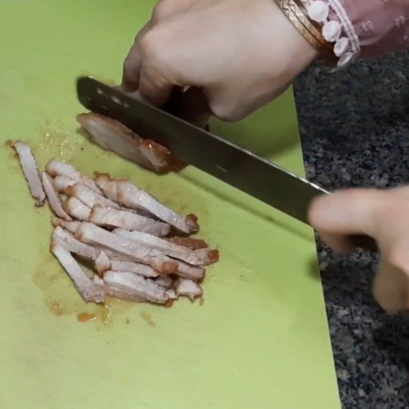 Step 5 Marinate and braise the meat with pandan sticky rice