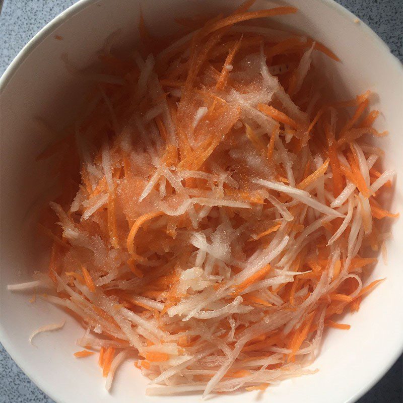 Step 3 Marinate the meat and make pickles Stir-fried noodles with lemongrass and chili