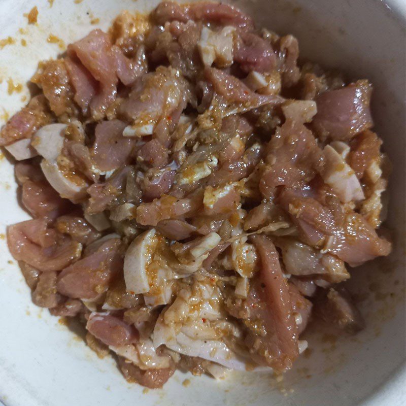 Step 3 Marinate the meat and make pickles Stir-fried noodles with lemongrass and chili