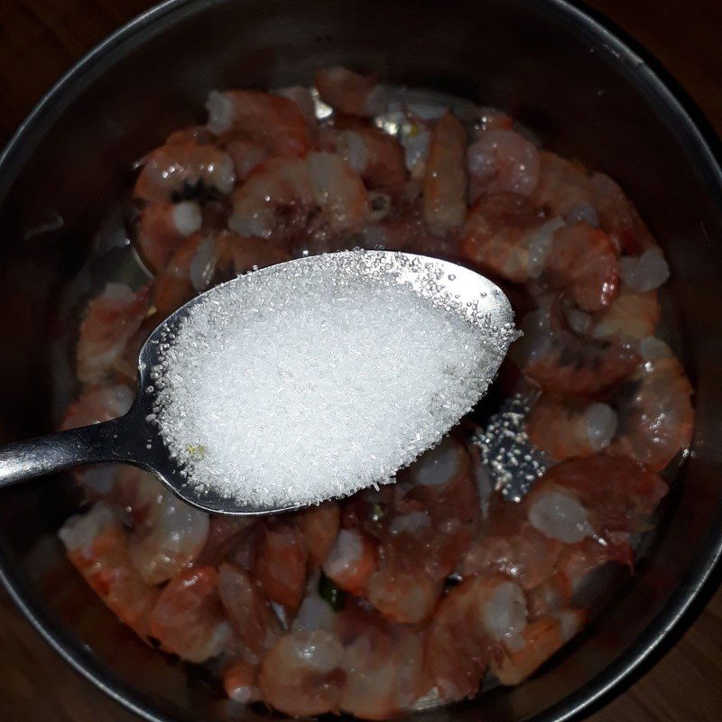 Step 2 Marinating shrimp for fresh shrimp soup