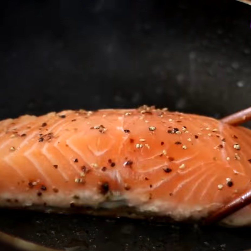 Step 3 Marinate and fry salmon Fried noodle soup with salmon