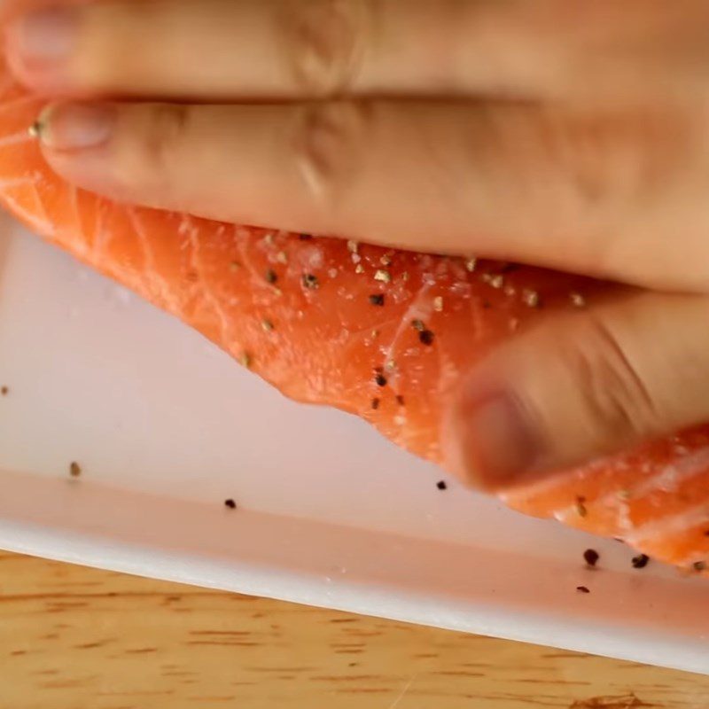 Step 3 Marinate and fry salmon Fried noodle soup with salmon