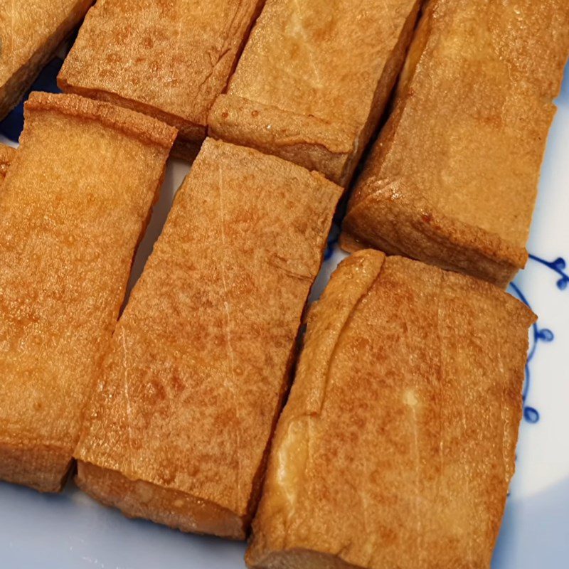 Step 2 Marinating and frying tofu Fried tofu with onion oil and peanuts