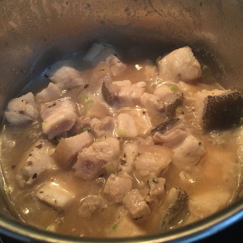 Step 2 Marinating and Braising Fish Braised Grouper with Pepper (recipe shared by users)