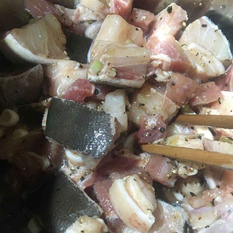 Step 2 Marinating and Braising Fish Braised Grouper with Pepper (recipe shared by users)