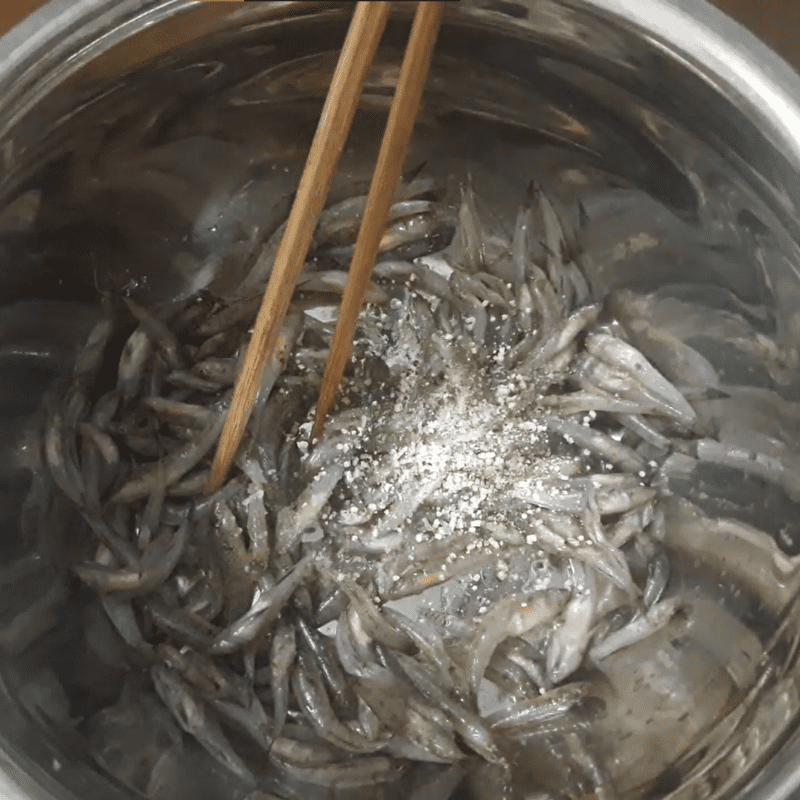 Step 2 Marinate and coat the goby fish Goby fried with garlic butter