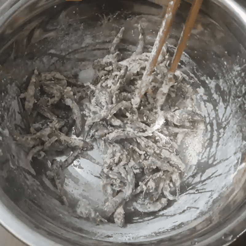 Step 2 Marinate and coat the goby fish Goby fried with garlic butter