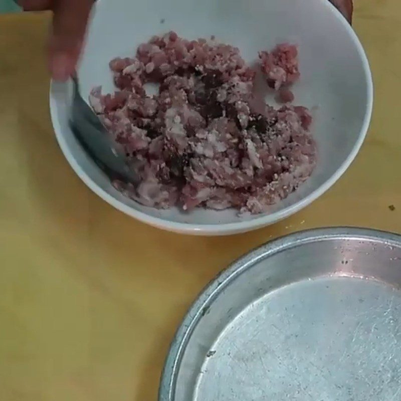 Step 1 Marinate and shape the meatballs for Bitter melon soup with minced meat meatballs