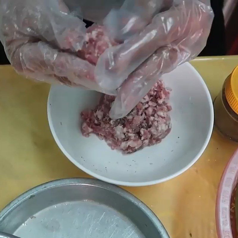 Step 1 Marinate and roll the bitter melon (bitter gourd) meatballs