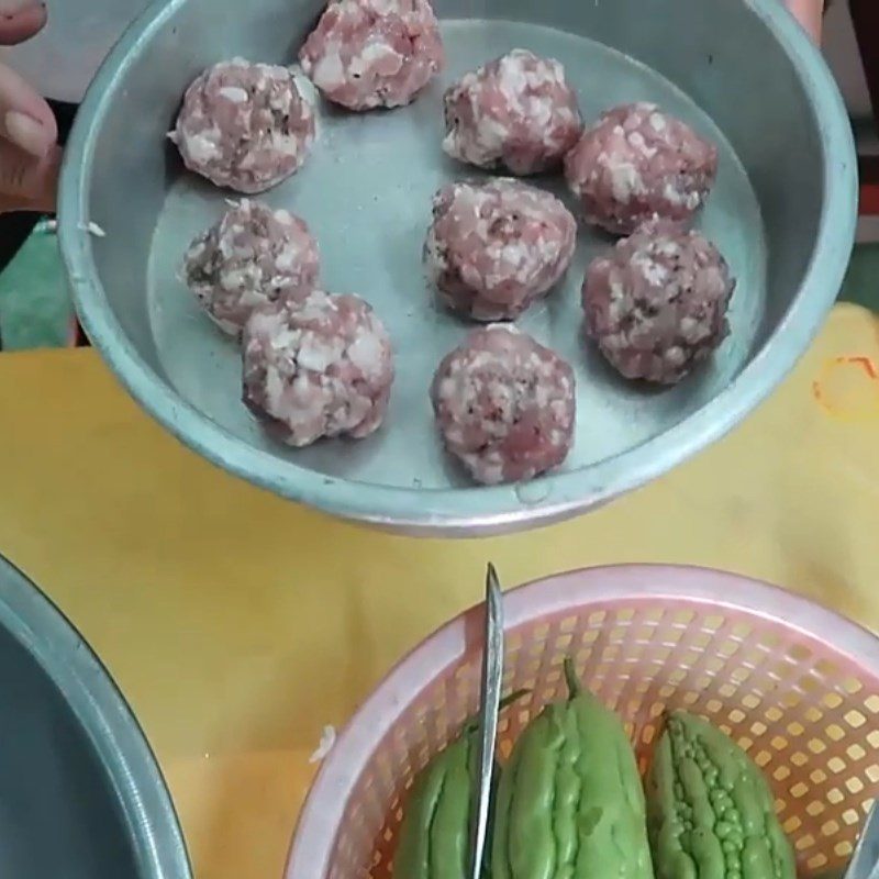 Step 1 Marinate and roll the bitter melon (bitter gourd) meatballs