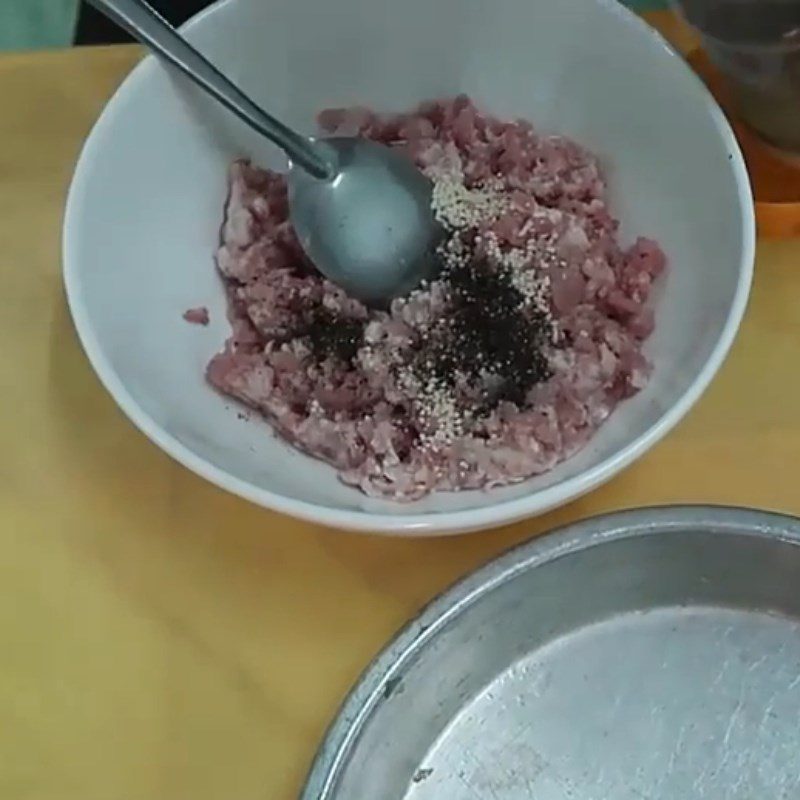 Step 1 Marinate and shape the meatballs for Bitter melon soup with minced meat meatballs