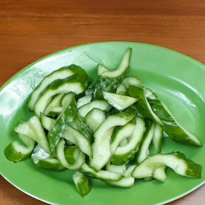 Step 3 Marinate and stir-fry cucumber Beef stir-fried with cucumber