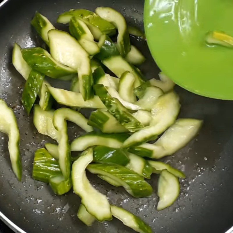 Step 3 Marinate and stir-fry cucumber Beef stir-fried with cucumber