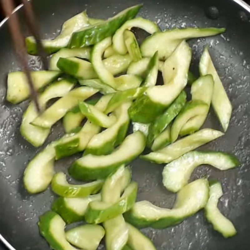 Step 3 Marinate and stir-fry cucumber Beef stir-fried with cucumber