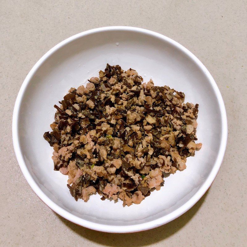 Step 2 Marinate and stir-fry meat Steamed bread with minced meat