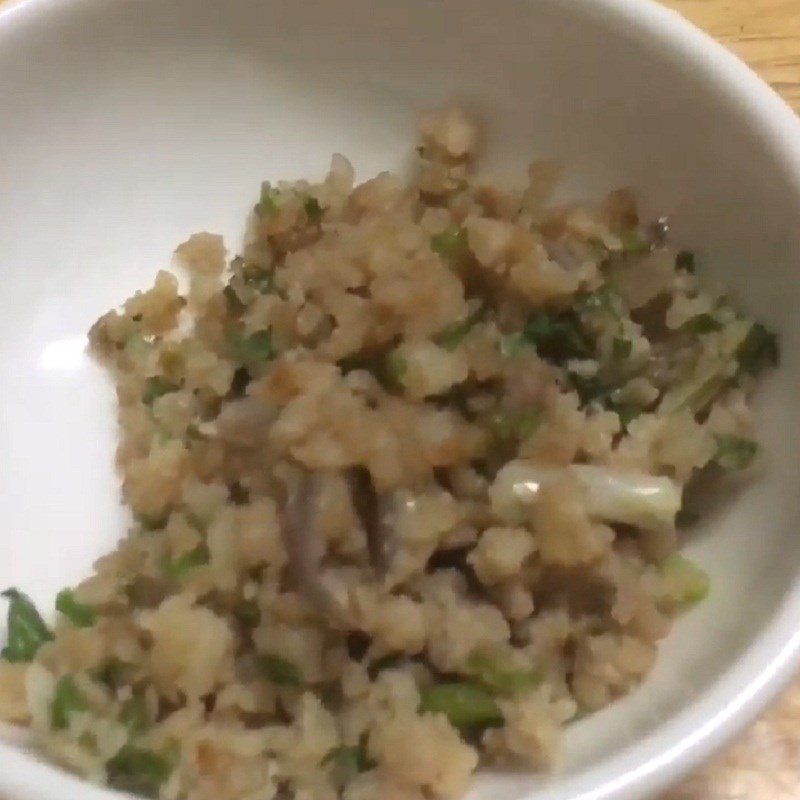 Step 2 Marinate and stir-fry minced meat for minced meat and potato porridge