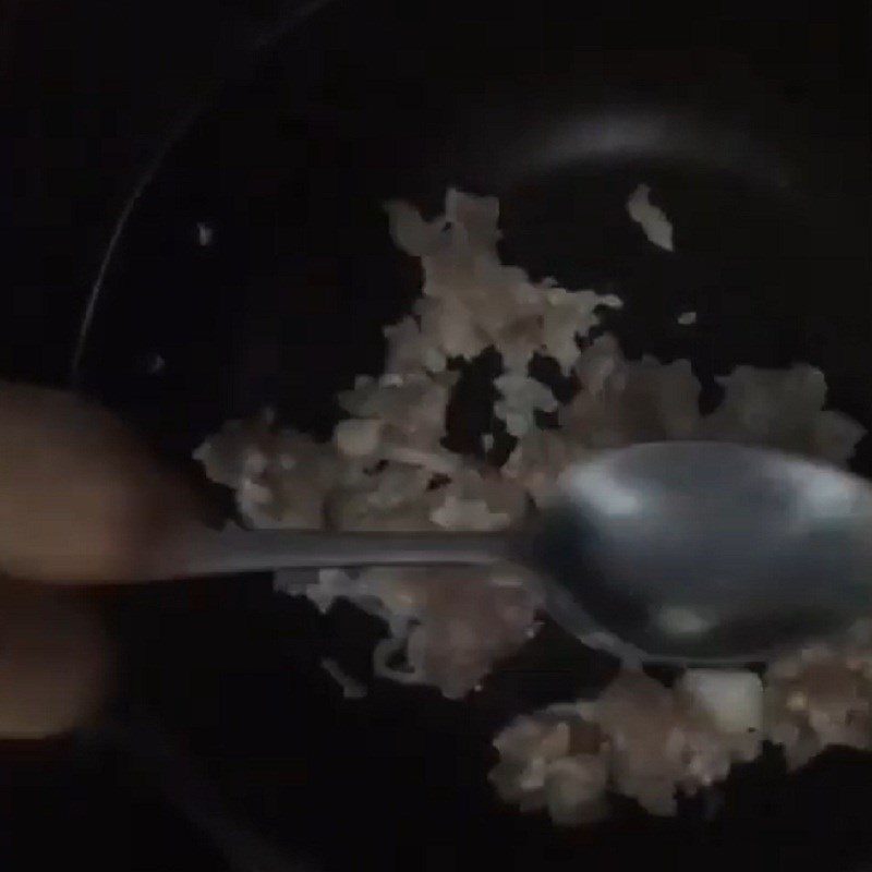 Step 2 Marinate and stir-fry minced meat for minced meat and potato porridge