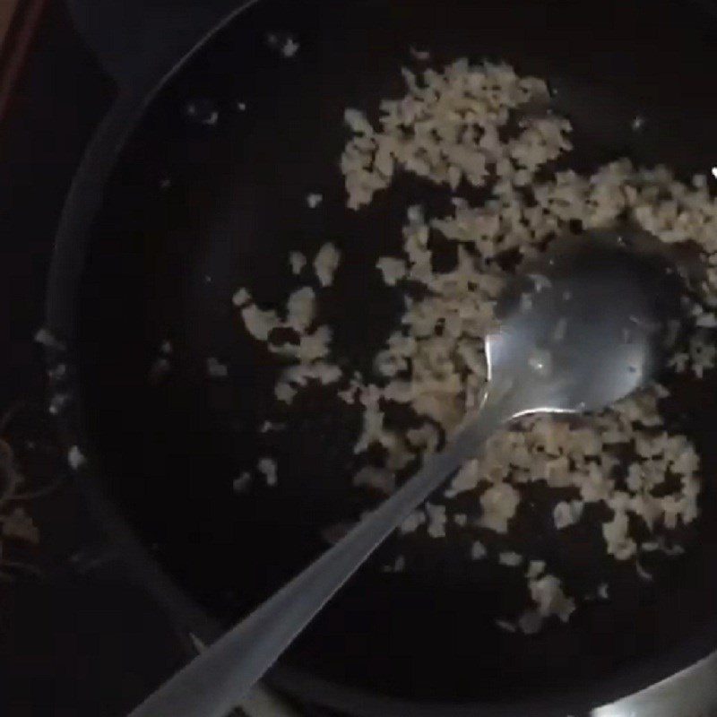 Step 2 Marinate and stir-fry minced meat for minced meat and potato porridge