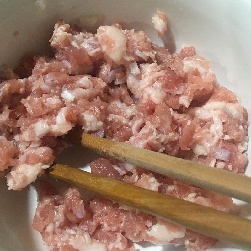 Step 2 Marinate and stir-fry the minced meat for Potato Carrot Minced Meat Soup