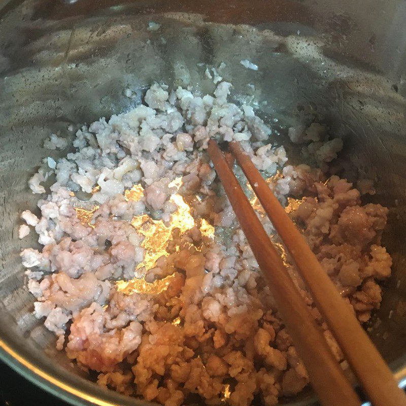 Step 2 Marinate and stir-fry the minced meat for Potato Carrot Minced Meat Soup