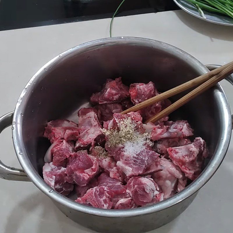 Step 2 Marinate the bones for banana flower soup