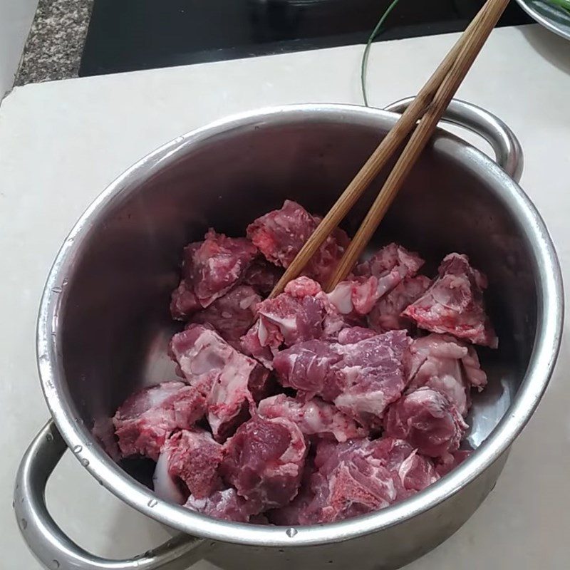 Step 2 Marinate the bones for banana flower soup