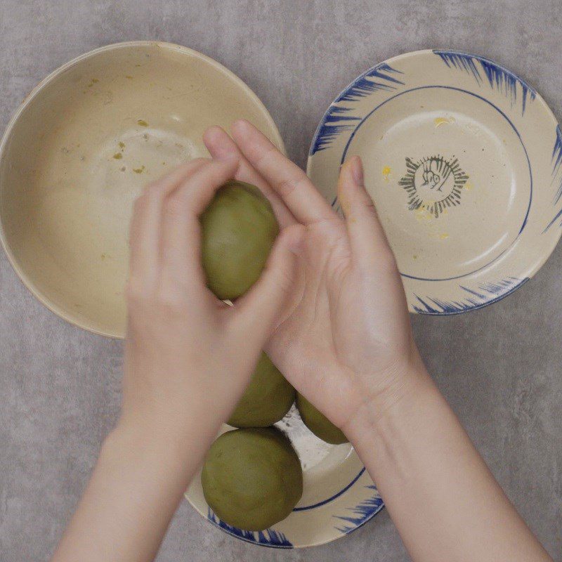 Step 2 Form the filling into balls for the mung bean mooncake using a rice cooker