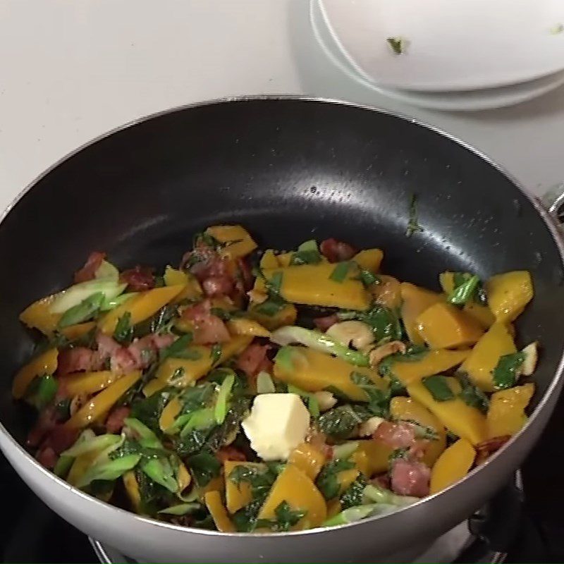 Step 4 Stir-fried pumpkin and meat Stir-fried pumpkin with smoked meat